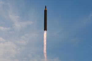 北, 일본 상공 넘는 IRBM 발사… ICBM·핵실험 ‘우려’(종합)
