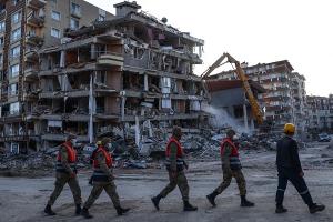 튀르키예서 또 규모 5.2 지진… "건물 추가 붕괴"