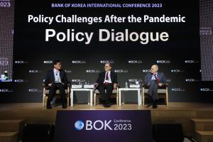 [포토] 한국은행에 모인 세계의 석학들...'펜데믹 이후 정책과제' 토론