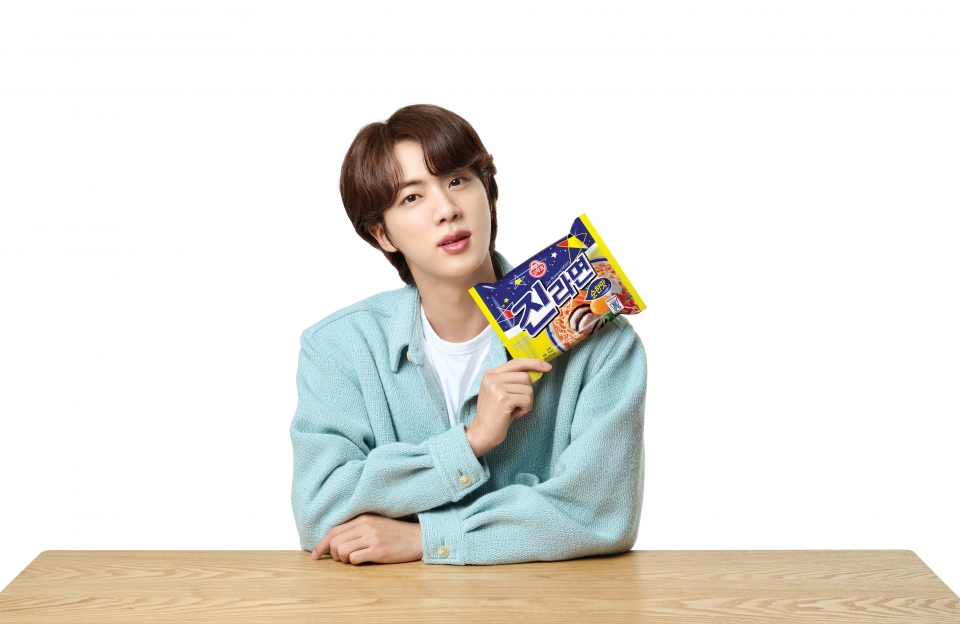 오뚜기, 진라면 모델로 BTS '진' 발탁…브랜드 가치↑ < 식품·외식