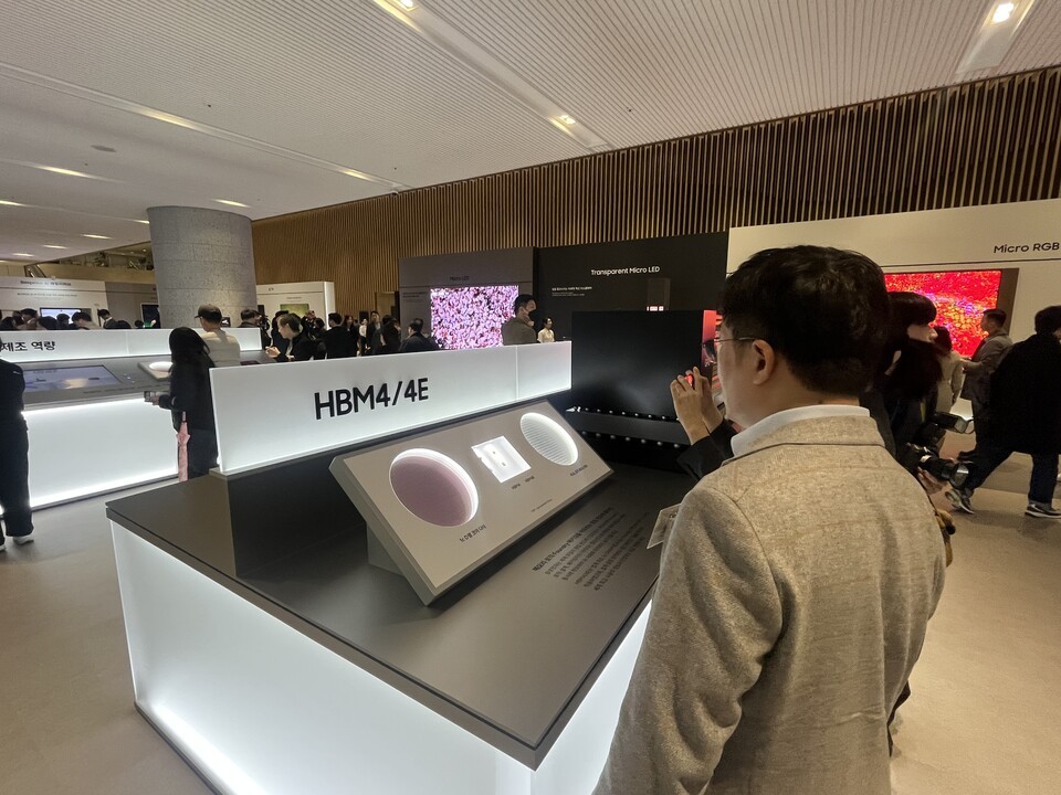 삼성전자 주총 전시회에서 HBM 관련 설명을 보는 주주