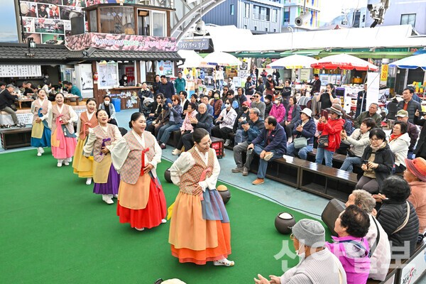 정선5일장 상설공연 모습 ［사진=정선군 제공 ］