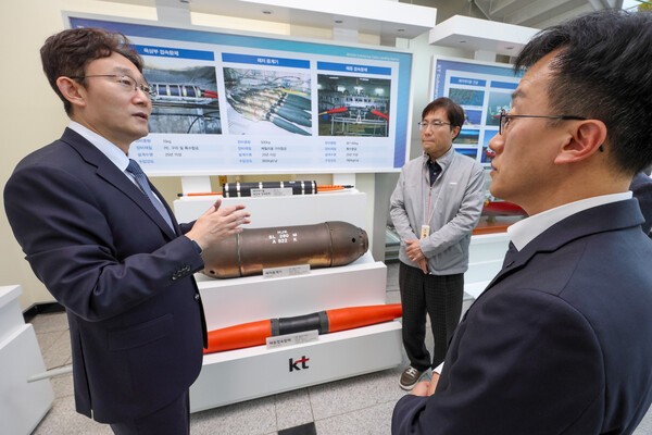 KT 박윤영, "AI 허브도약, 안정적 운용 중요"…부산 국제통신센터 점검