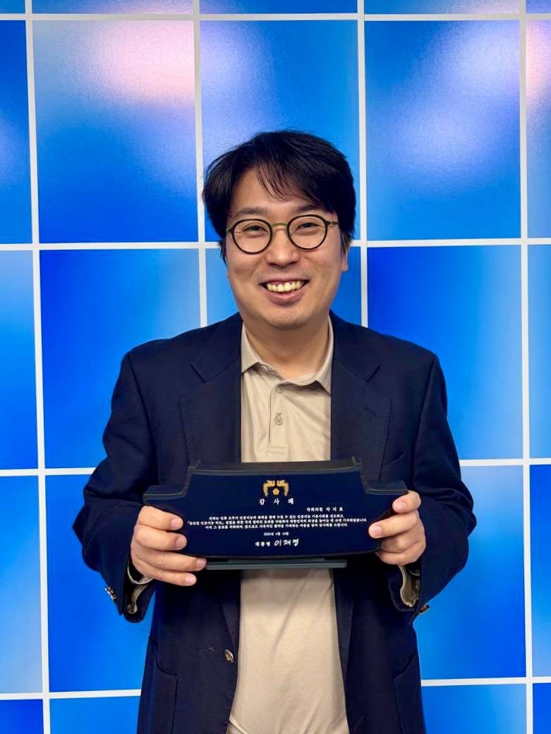 李대통령, 與 차지호 의원에 감사패…"'AI 기본사회' 핵심적 역할"