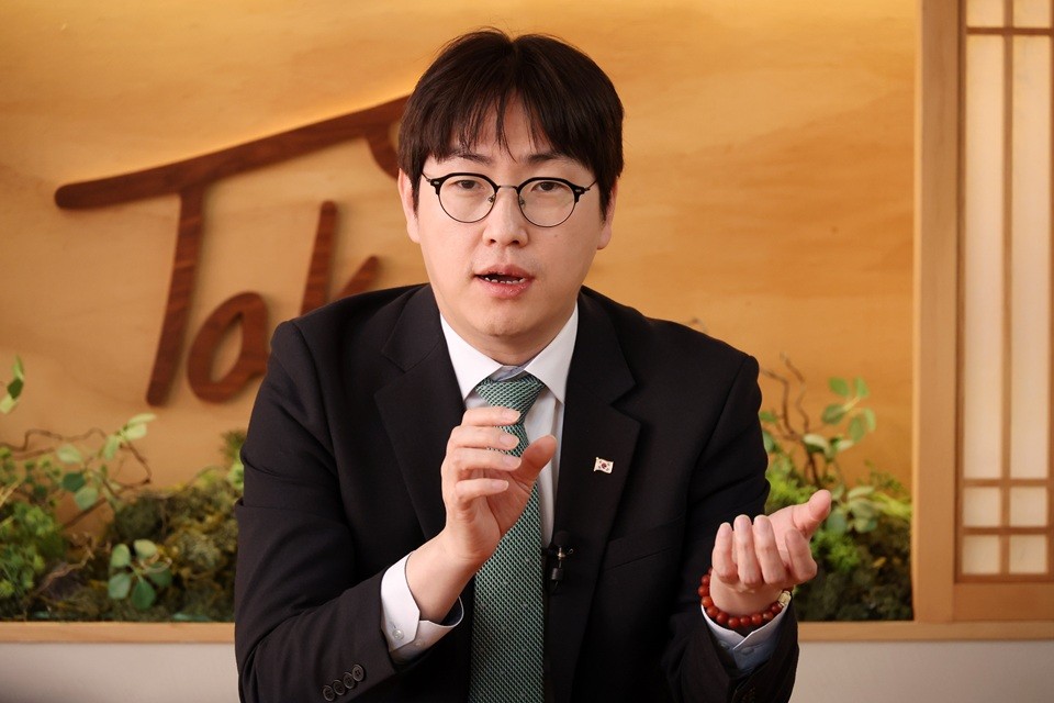 [인터뷰-하정우 靑 AI미래기획수석(下)] "제조 AX·국가 과학자 제도로 AI 3강 리더 굳힐 것"