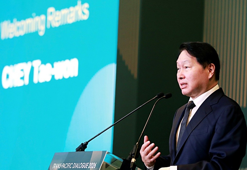 SK 최태원, ICT 3사 전면에 AX 가속…'전직원 AI 전문가'로