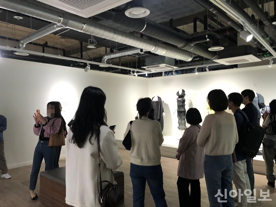 전시 해설을 듣는 관람객들