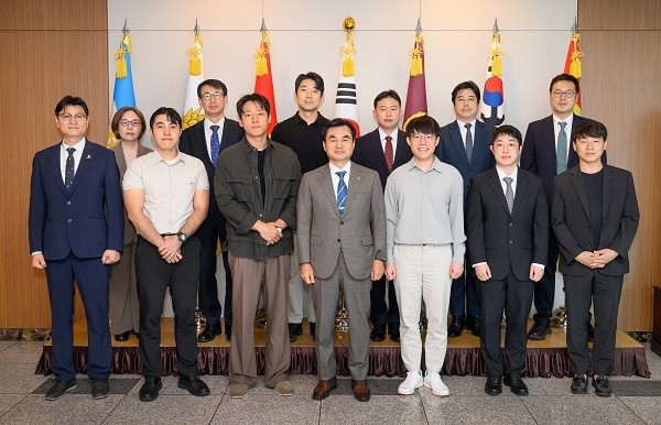 안규백 장관, 청년 창업인들과 간담회...국방 창업 생태계 확대 논의 - 뉴스 썸네일 이미지
