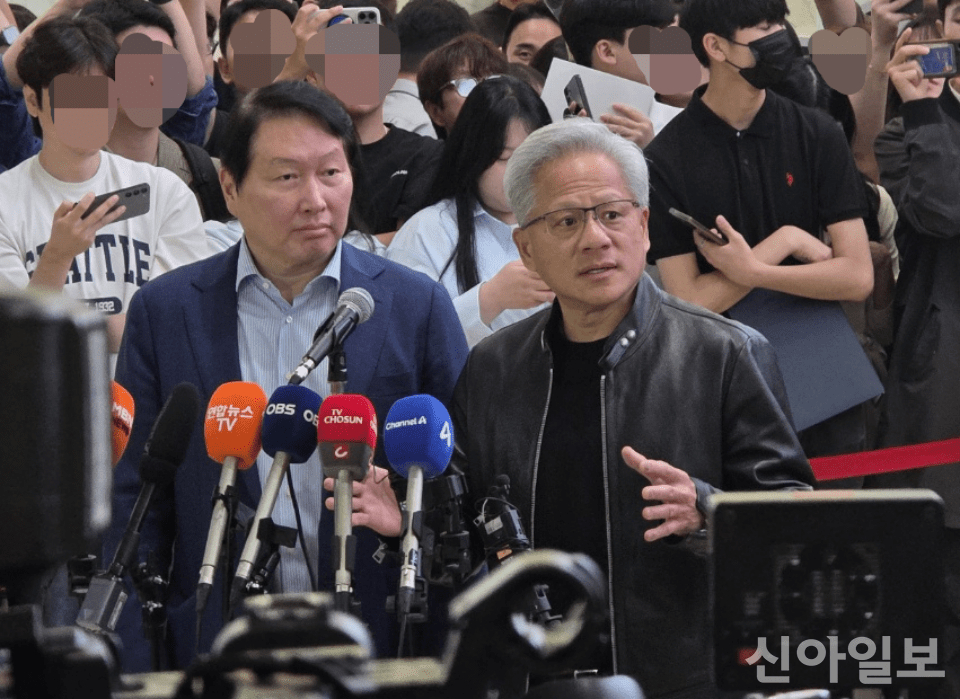 [젠슨황의 깜짝선물] SK 최태원에게, '한국형 AI 팩토리'… 내년 첫가동