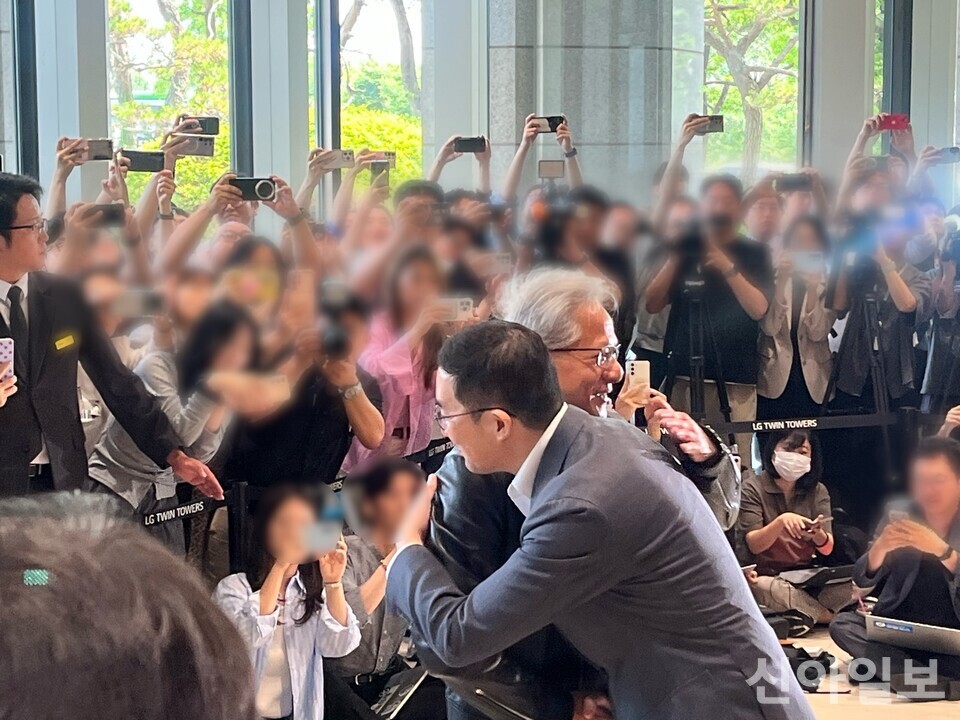[포토] 젠슨황-구광모, 포옹…'AI 혈맹' 과시