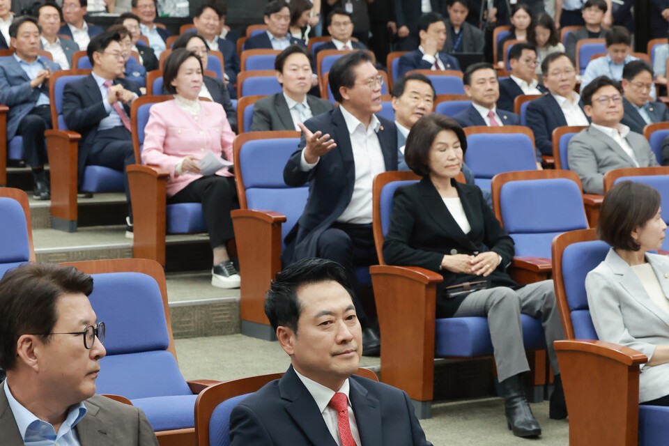 <b>국힘</b>, <b>의총</b> 시작부터 <b>충돌</b>…"공개발언하겠다" "나가서 하라"