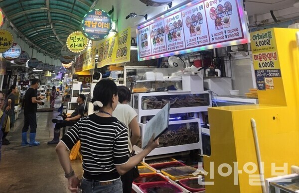 "여름철 비브리오 공포 싹 지웠다"...속초 횟집들, 식약처 합동 점검 '전... - 뉴스 썸네일 이미지