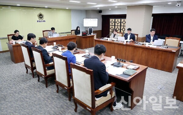 충남도의회 기경위, '리브투게더·소상공인 금융지원' 현안 송곳 점검 - 뉴스 썸네일 이미지
