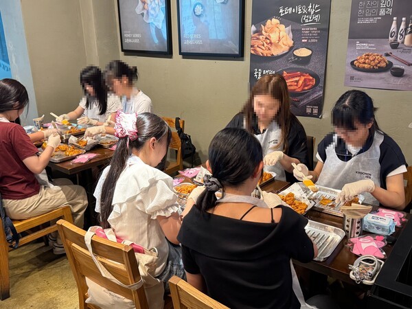 교촌치킨, 한·일 아동 대상 소스 바르기 체험 진행 - 뉴스 썸네일 이미지