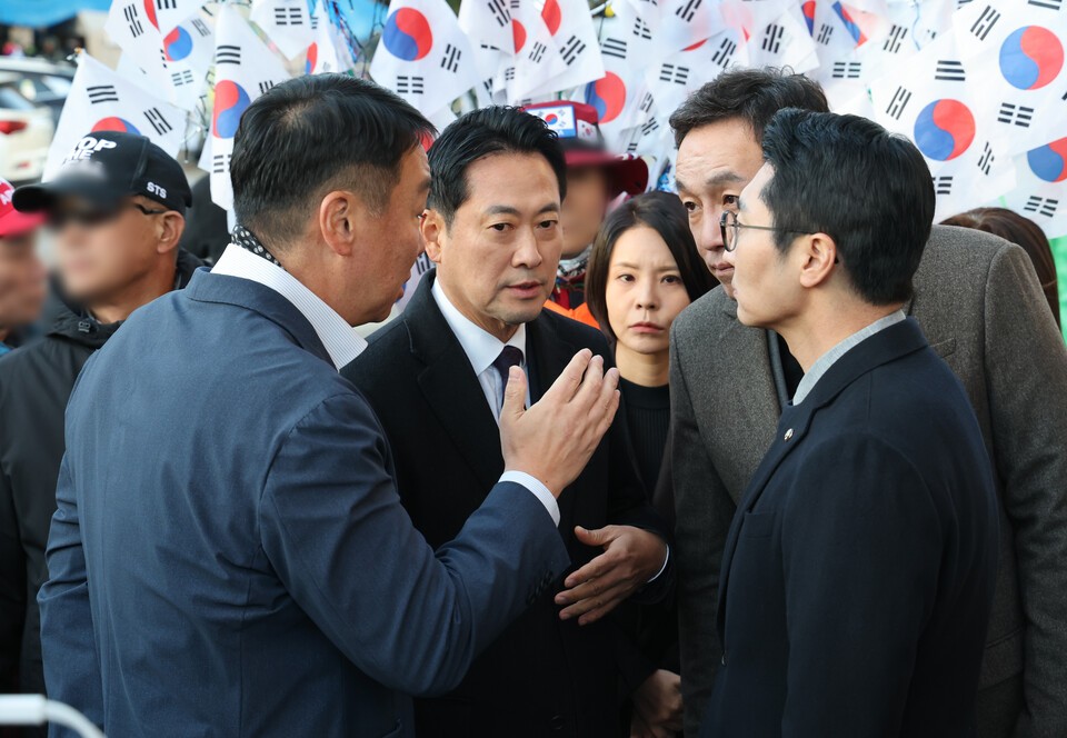<b>장동혁</b>, <b>박정희 생가 방문</b>하고 농민 간담회…보수층·민생 겨냥